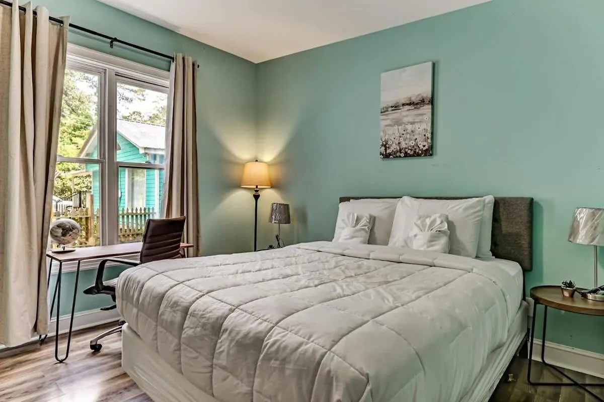 Sweet Sunny Retreat- Both Houses Savannah Holiday home